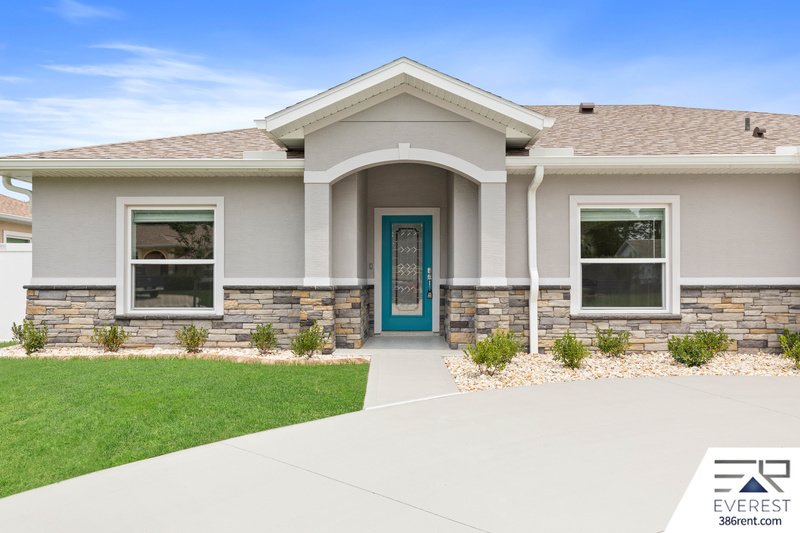 LIKE NEW, CUSTOM BUILT 4/3/2 IN BEAUTIFUL PINE LAKES property image
