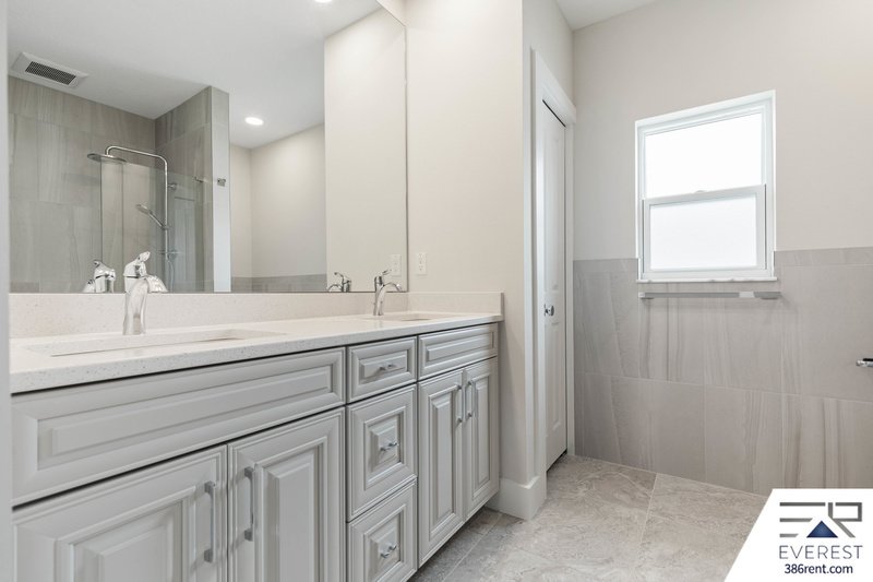 LIKE NEW, CUSTOM BUILT 4/3/2 IN BEAUTIFUL PINE LAKES property image