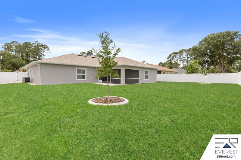 LIKE NEW, CUSTOM BUILT 4/3/2 IN BEAUTIFUL PINE LAKES property image