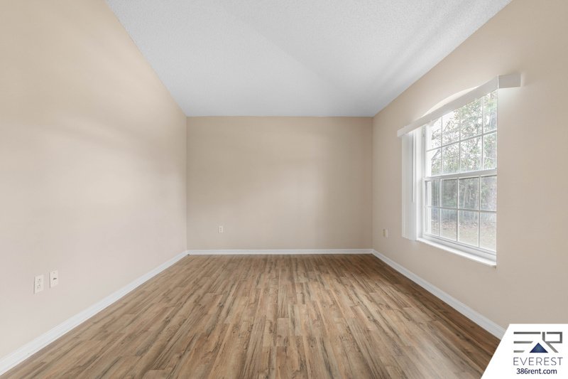 SPACIOUS 3+DEN/2/2 IN DESIRABLE LEHIGH WOODS property image