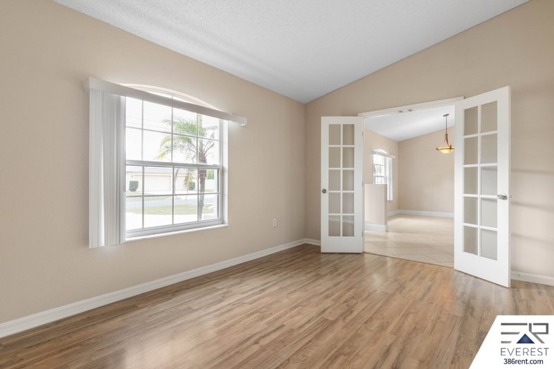 SPACIOUS 3+DEN/2/2 IN DESIRABLE LEHIGH WOODS property image