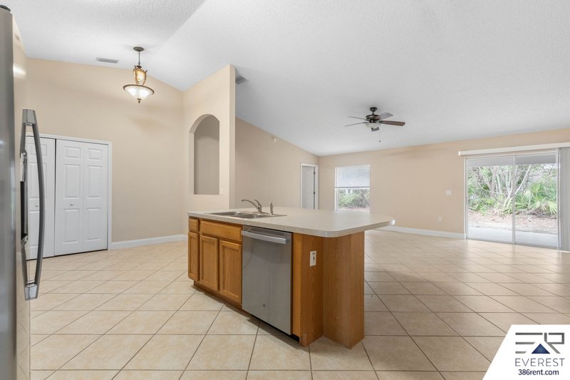 SPACIOUS 3+DEN/2/2 IN DESIRABLE LEHIGH WOODS property image