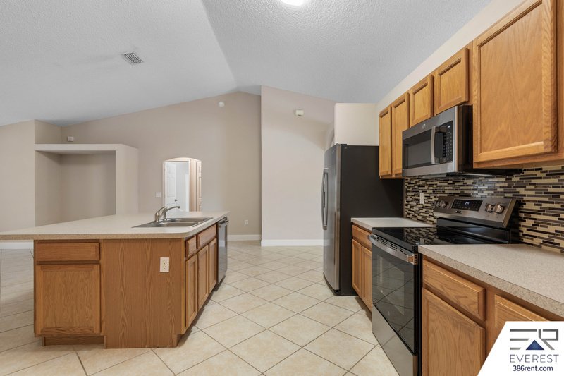 SPACIOUS 3+DEN/2/2 IN DESIRABLE LEHIGH WOODS property image