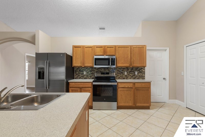 SPACIOUS 3+DEN/2/2 IN DESIRABLE LEHIGH WOODS property image