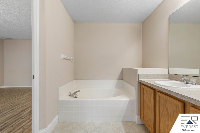 SPACIOUS 3+DEN/2/2 IN DESIRABLE LEHIGH WOODS property image