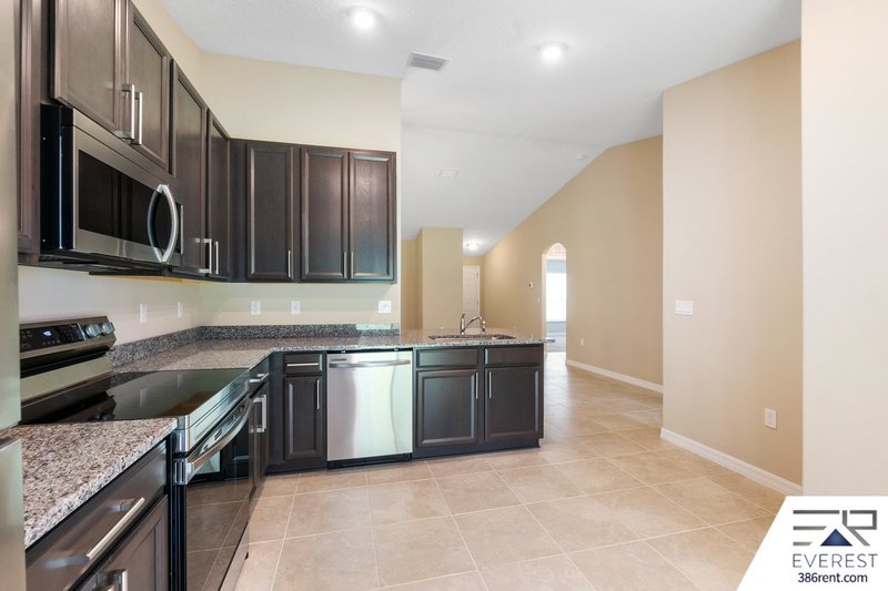 LIKE NEW 3/2/1 TOWNHOUSE IN BEAUTIFUL SEMINOLE WOODS property image