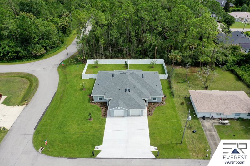 FULLY FENCED, LIKE NEW 3/2/1 TOWNHOUSE ON A CUL DE SAC IN BEAUTIFUL SEMINOLE WOODS property image