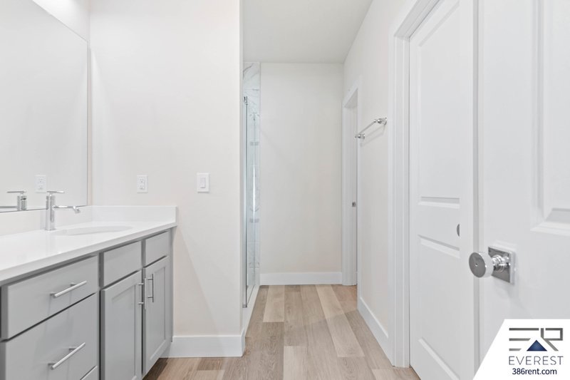 FULLY FENCED, UPGRADED 3/2/2 IN DESIRABLE PINE GROVE property image