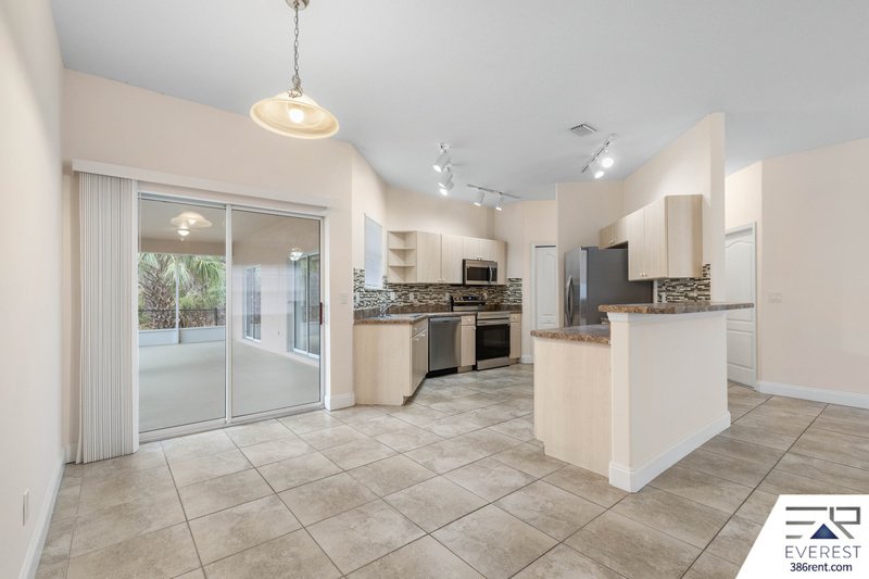 FULLY FENCED, SPACIOUS 4/2.5/2 ON A CUL-DE-SAC IN LEHIGH WOODS property image