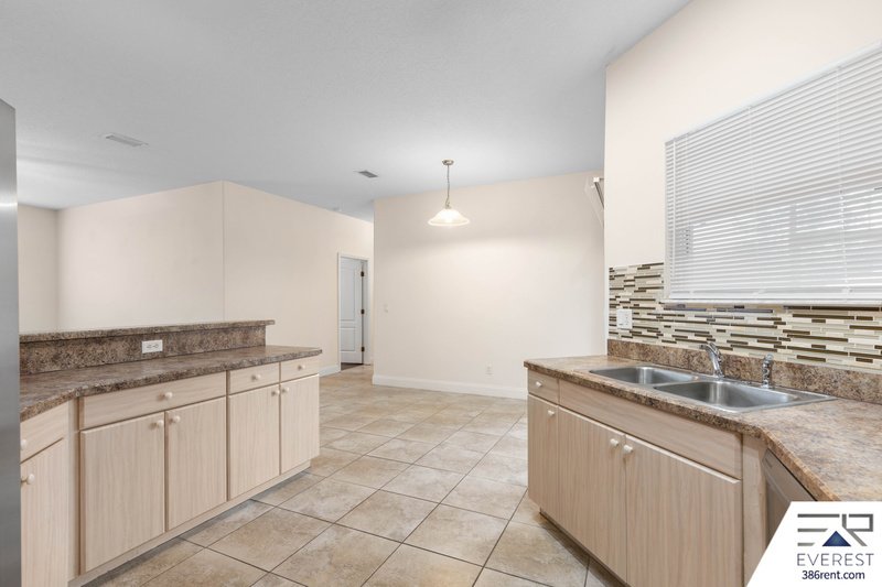 FULLY FENCED, SPACIOUS 4/2.5/2 ON A CUL-DE-SAC IN LEHIGH WOODS property image