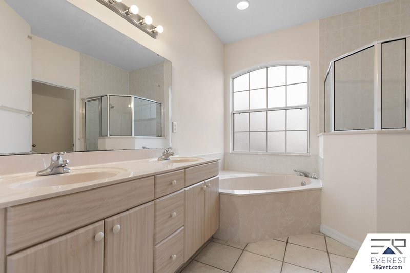 FULLY FENCED, SPACIOUS 4/2.5/2 ON A CUL-DE-SAC IN LEHIGH WOODS property image