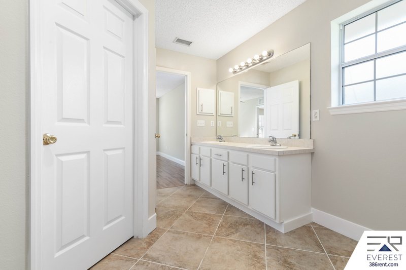 FULLY FENCED 4/2/2 IN DESIRABLE PINE GROVE property image