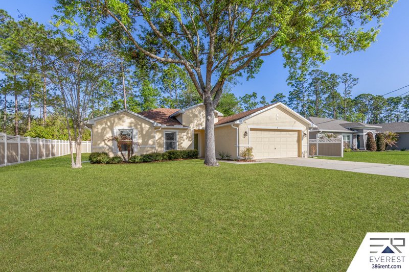 FUNCTIONAL 3/2/2 IN DESIRABLE PINE LAKES property image