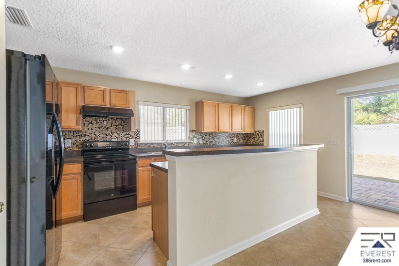 FUNCTIONAL 3/2/2 IN DESIRABLE PINE LAKES property image