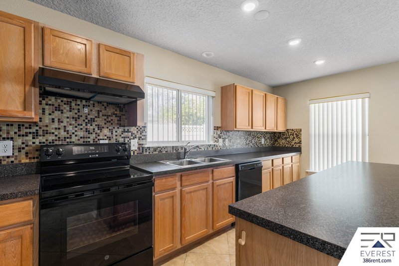 FUNCTIONAL 3/2/2 IN DESIRABLE PINE LAKES property image