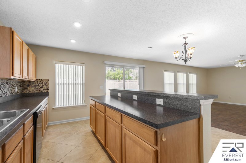 FUNCTIONAL 3/2/2 IN DESIRABLE PINE LAKES property image