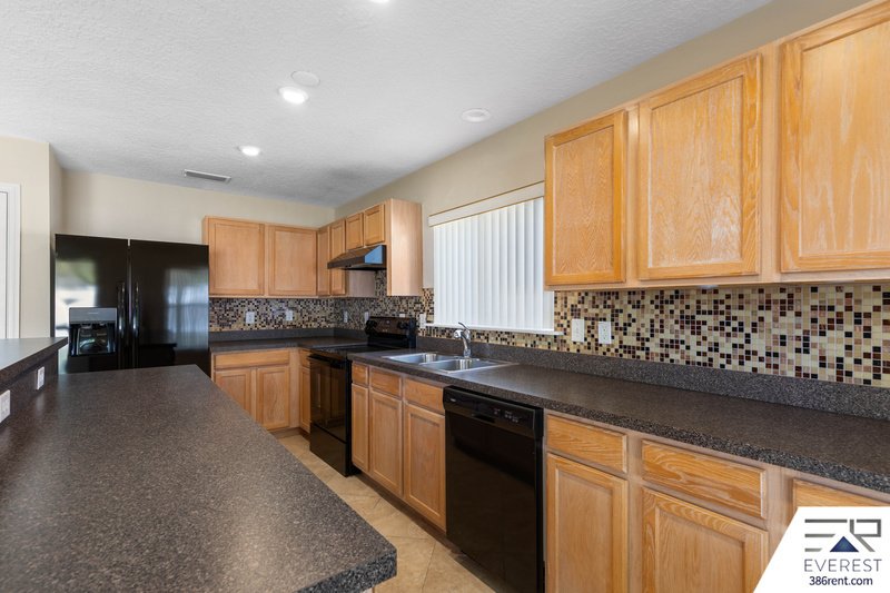 FUNCTIONAL 3/2/2 IN DESIRABLE PINE LAKES property image