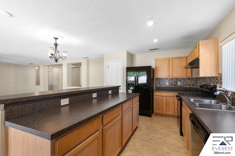 FUNCTIONAL 3/2/2 IN DESIRABLE PINE LAKES property image