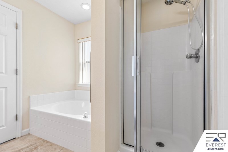 FUNCTIONAL 3/2/2 IN DESIRABLE PINE LAKES property image