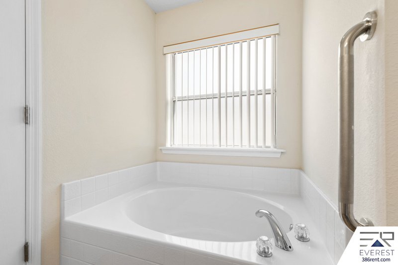 FUNCTIONAL 3/2/2 IN DESIRABLE PINE LAKES property image