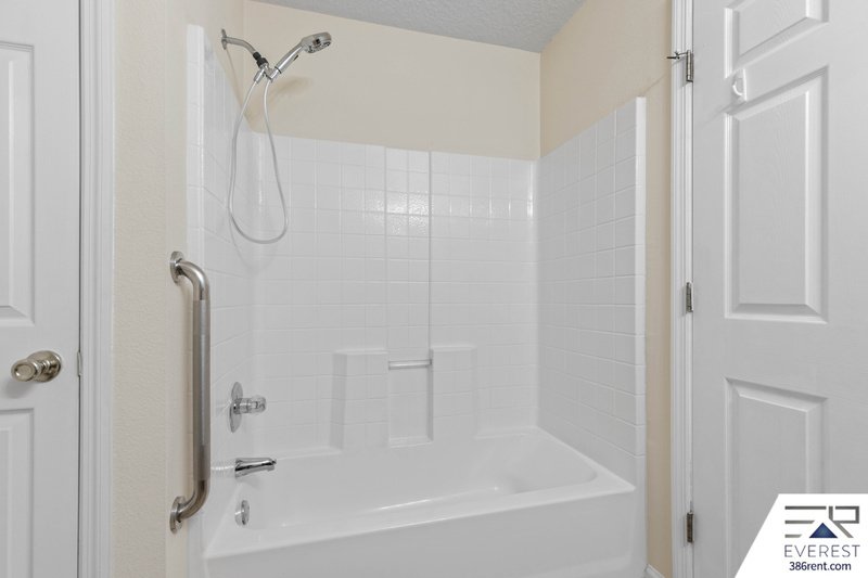 FUNCTIONAL 3/2/2 IN DESIRABLE PINE LAKES property image