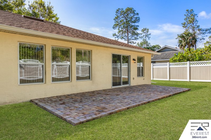 FUNCTIONAL 3/2/2 IN DESIRABLE PINE LAKES property image