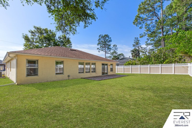 FUNCTIONAL 3/2/2 IN DESIRABLE PINE LAKES property image