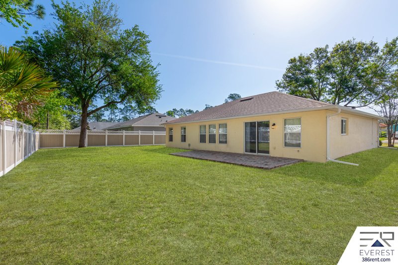 FUNCTIONAL 3/2/2 IN DESIRABLE PINE LAKES property image