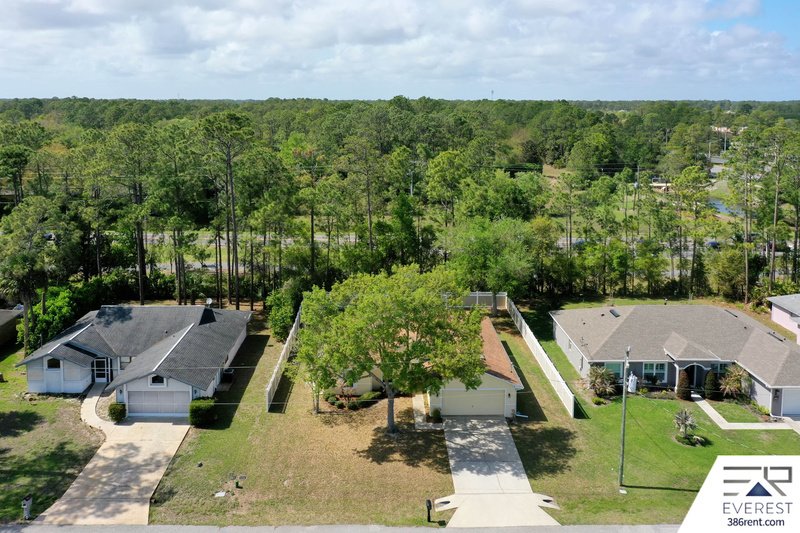 FUNCTIONAL 3/2/2 IN DESIRABLE PINE LAKES property image