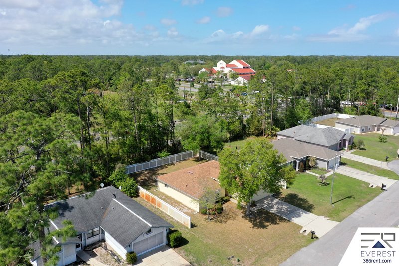 FUNCTIONAL 3/2/2 IN DESIRABLE PINE LAKES property image