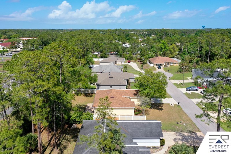 FUNCTIONAL 3/2/2 IN DESIRABLE PINE LAKES property image