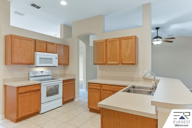 FULLY FENCED, SPACIOUS 5/3/2 IN DESIRABLE QUAIL HOLLOW property image