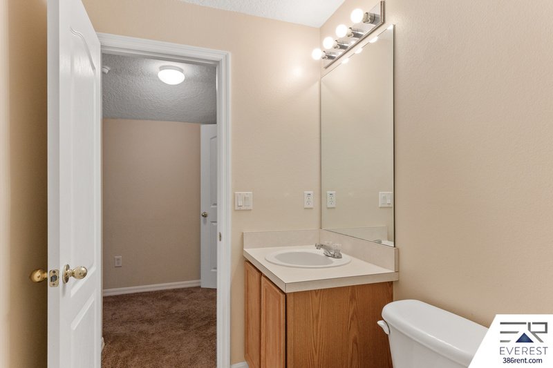 FULLY FENCED, SPACIOUS 5/3/2 IN DESIRABLE QUAIL HOLLOW property image