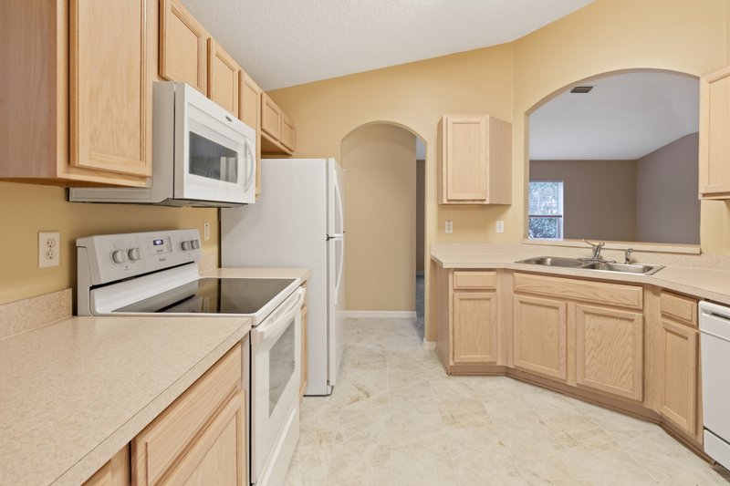 SPACIOUS, LIKE NEW 4/2/2 IN POPULAR PINE GROVE property image