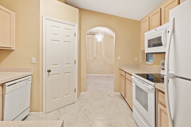 SPACIOUS, LIKE NEW 4/2/2 IN POPULAR PINE GROVE property image