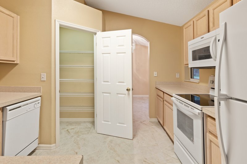 SPACIOUS, LIKE NEW 4/2/2 IN POPULAR PINE GROVE property image