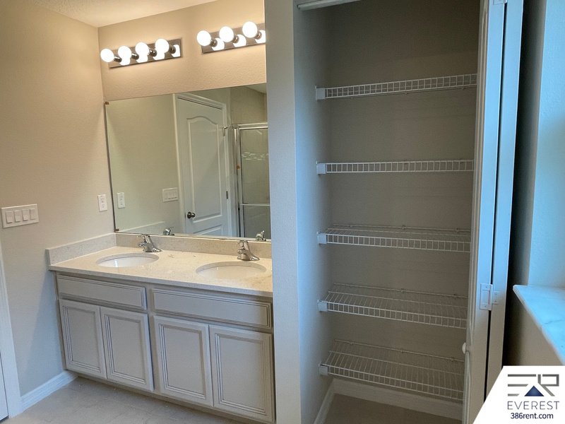 LIKE NEW 4/2/2 ON A CUL DE SAC IN BEAUTIFUL SEMINOLE WOODS property image