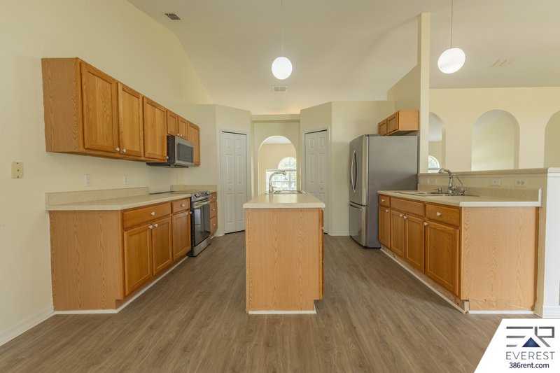FULLY FENCED 4/2/2 IN DESIRABLE SEMINOLE WOODS property image