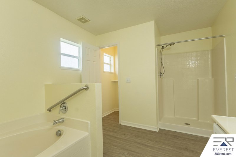 FULLY FENCED 4/2/2 IN DESIRABLE SEMINOLE WOODS property image