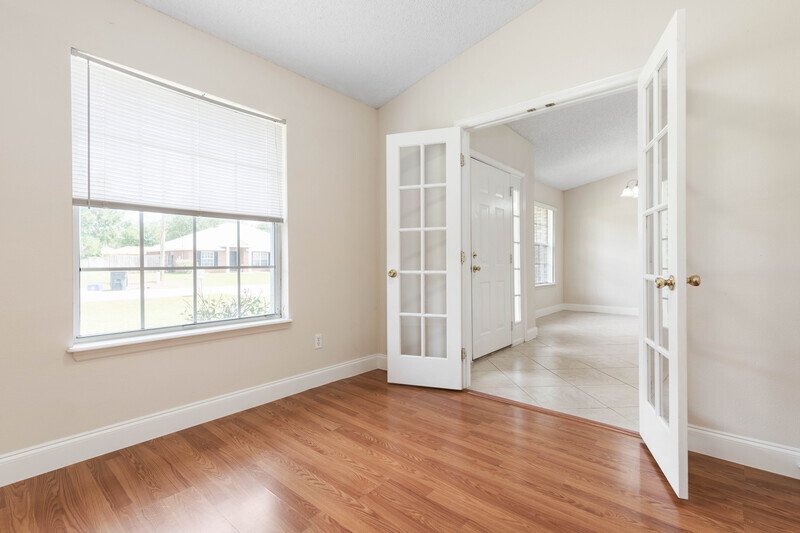 INVITING 3+DEN/2/2 IN DESIRABLE INDIAN TRAILS property image