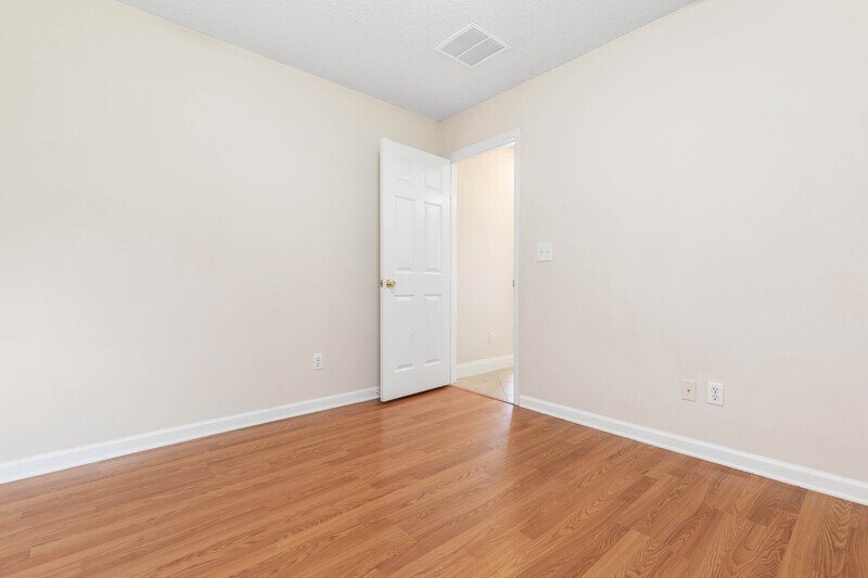 INVITING 3+DEN/2/2 IN DESIRABLE INDIAN TRAILS property image