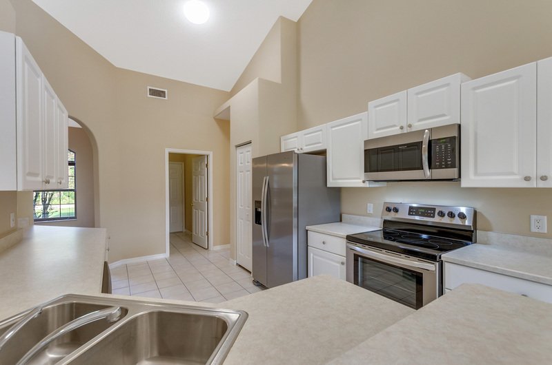 SPACIOUS 3+DEN/2/2 ON A CORNER LOT IN LEHIGH WOODS property image