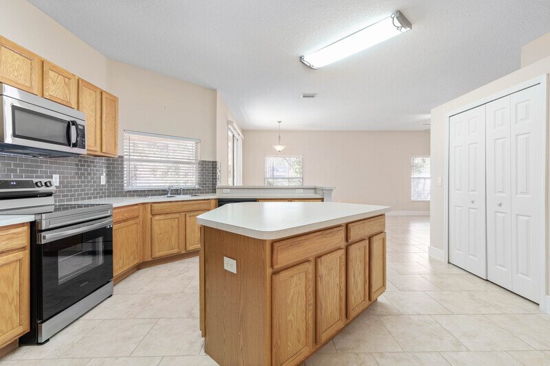 FULLY FENCED, SPACIOUS 3/2/2 ON A CUL DE SAC IN POPULAR LEHIGH WOODS property image