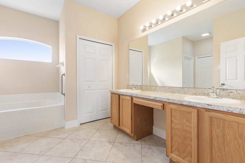 FULLY FENCED, SPACIOUS 3/2/2 ON A CUL DE SAC IN POPULAR LEHIGH WOODS property image