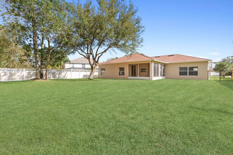 FULLY FENCED, SPACIOUS 3/2/2 ON A CUL DE SAC IN POPULAR LEHIGH WOODS property image