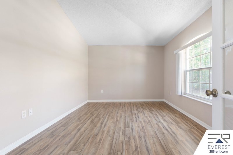 SPACIOUS 3+DEN/2/2 IN DESIRABLE LEHIGH WOODS property image