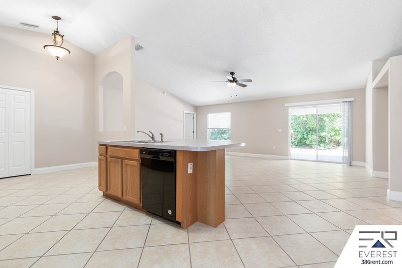 SPACIOUS 3+DEN/2/2 IN DESIRABLE LEHIGH WOODS property image