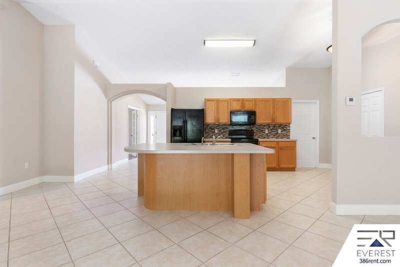 SPACIOUS 3+DEN/2/2 IN DESIRABLE LEHIGH WOODS property image