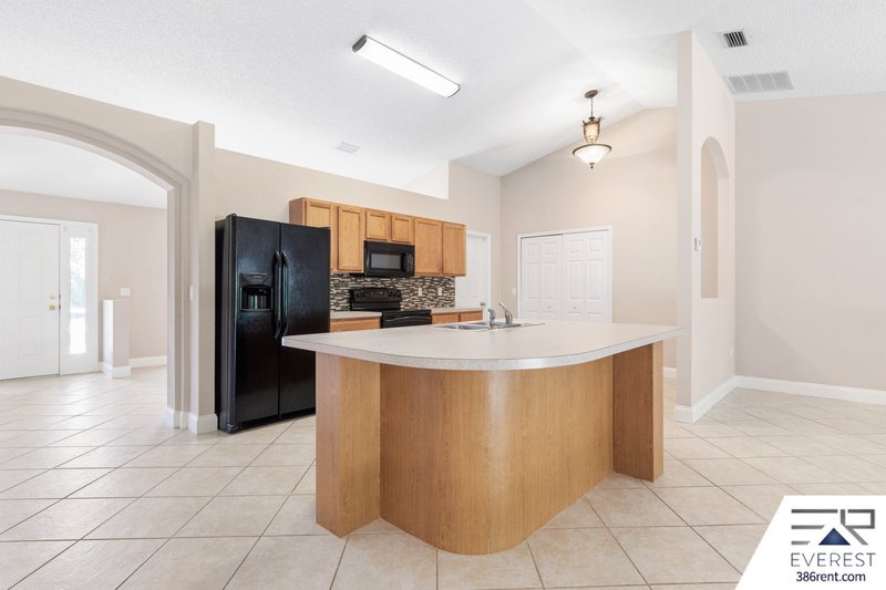 SPACIOUS 3+DEN/2/2 IN DESIRABLE LEHIGH WOODS property image