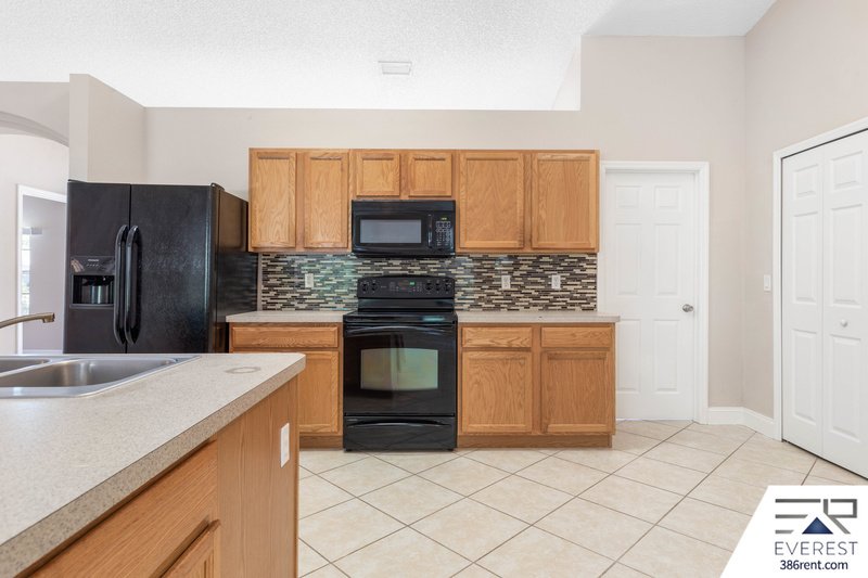 SPACIOUS 3+DEN/2/2 IN DESIRABLE LEHIGH WOODS property image